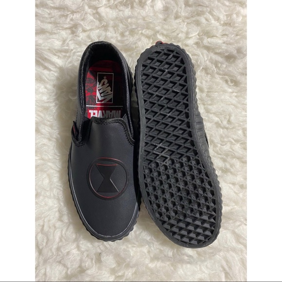 New Wmns VANS X MARVEL CLASSIC SLIP-ON - Picture 3 of 5